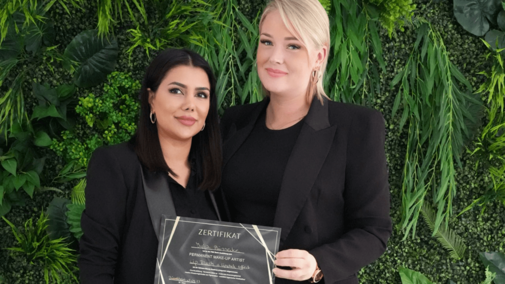 Absolventin erhält Zertifikat von Salmana Ahmadnach Permanent Make-up Schulung bei Salmana Beauty Academy