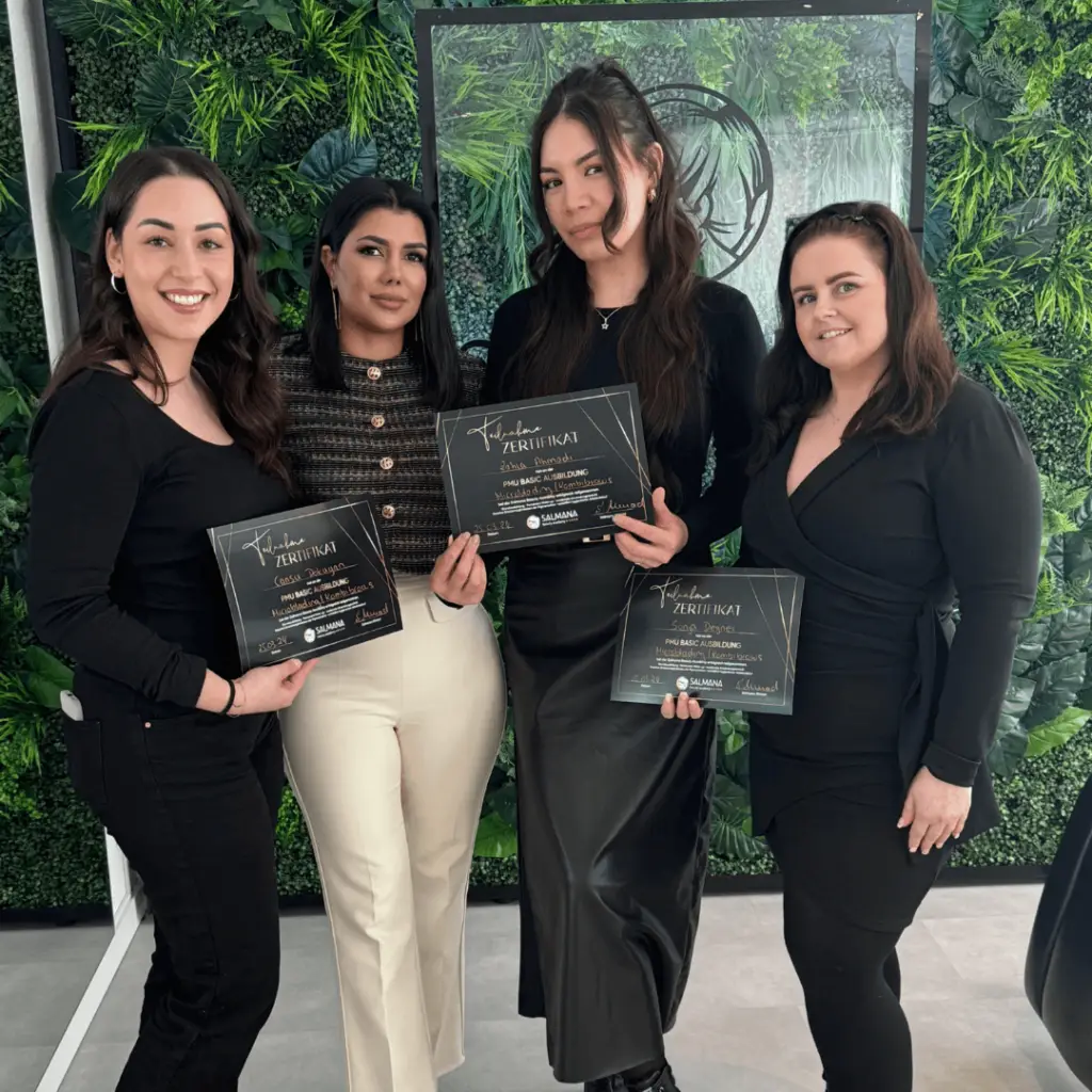 Vier Absolventinnen erhalten Zertifikate nach erfolgreicher Microblading und Kombibrows Schulung bei Salmana Beauty Academy von Salmana Ahmad