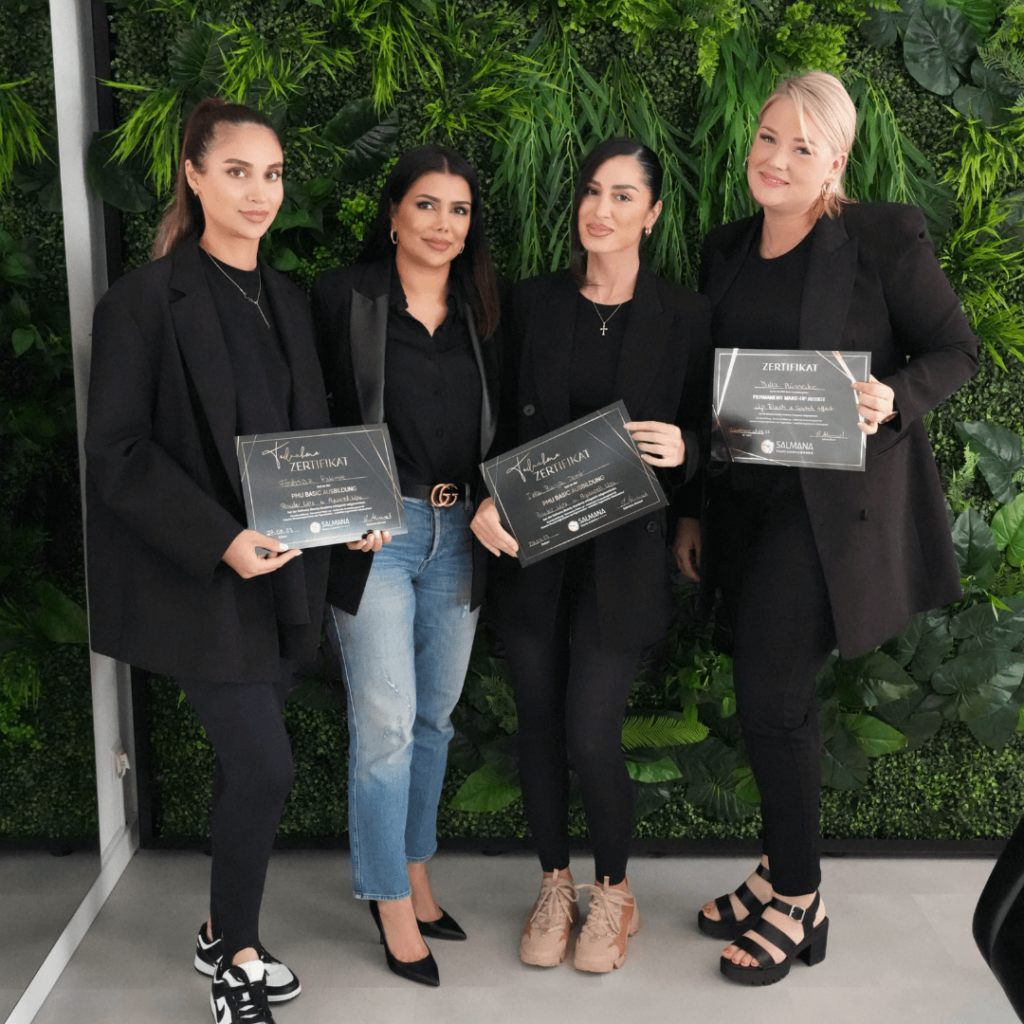 Drei Absolventinnen erhalten Zertifikate von Salmana Ahmad nach erfolgreicher Powder und Aquarell Lips Schulung bei Salmana Beauty Academy